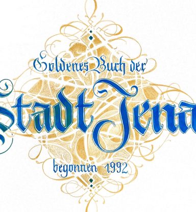Titelbild für das goldene Buch der Stadt Jena. Gotische Buchstaben in blauer Schrift auf gelber Ornamentik.